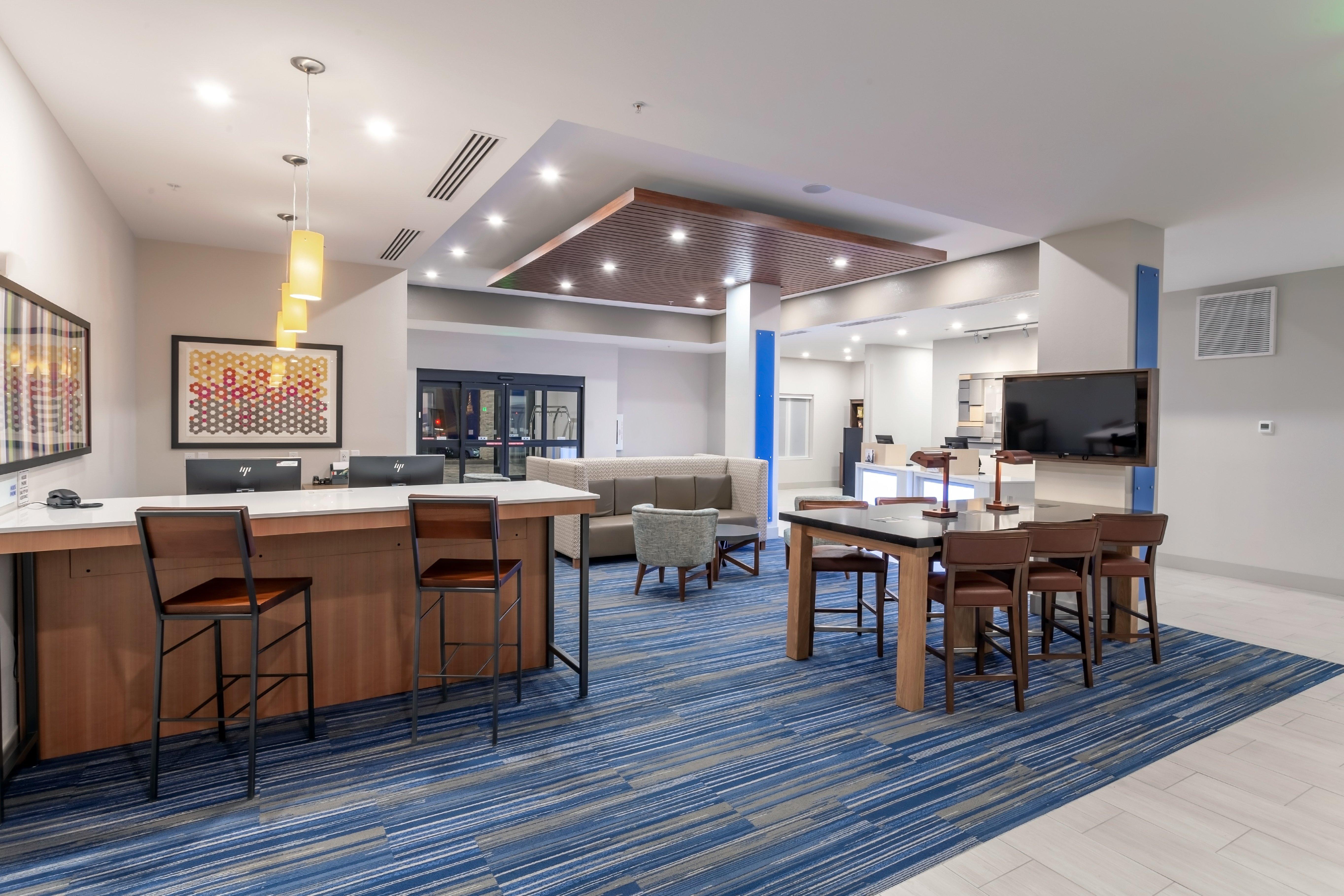 Holiday Inn Express & Suites - Columbus - Worthington, An Ihg Hotel Екстериор снимка